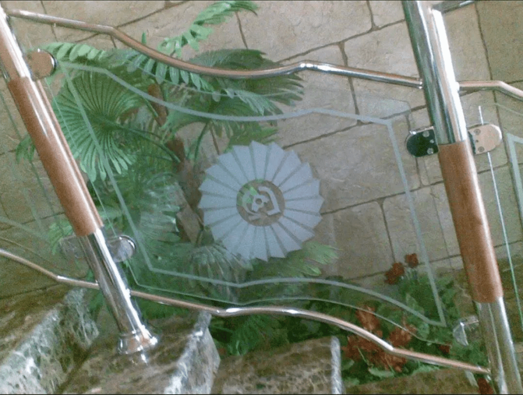 Glass-design-Rail-with-plants