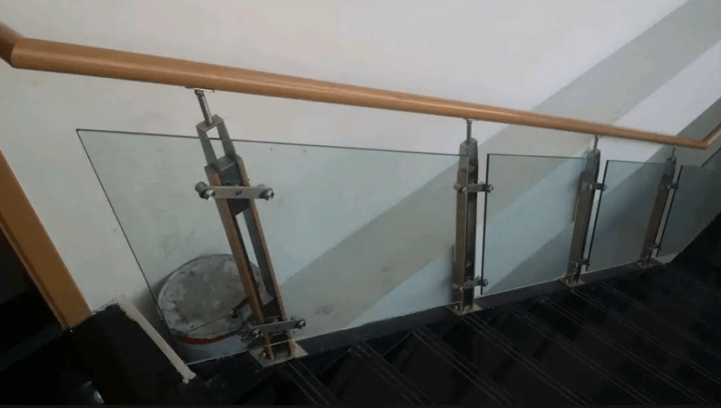 glass-staircase-handrail-ms